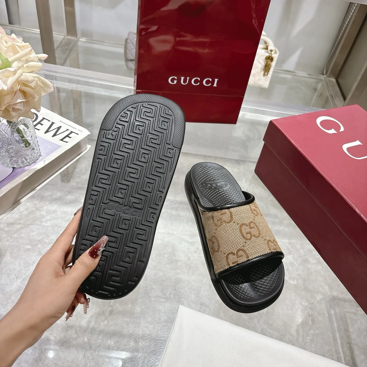 p400🐮🐮New summer men's slip-on slippers. Inspired by the summer spirit and beach clubs of the Italian coast, this piece is part of Gucci Lido. The Pre-Fall collection reinterprets the brand's signature elements and sophisticated patterns in a contemporary way. Made from black rubber, these flat sandals feature a slip-on design that reinterprets the brand's distinctive green and red web design. GG Classic Upper Men's Molded Rubber Footbed Gucci Logo Flat Made in Italy Size: Men's 40 to 47,